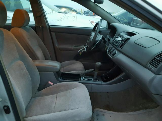 4T1BE32K22U061528 - 2002 TOYOTA CAMRY LE 银色 照片 5