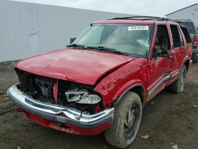 1GNDT13W612150450 - 2001 CHEVROLET BLAZER RED photo 2