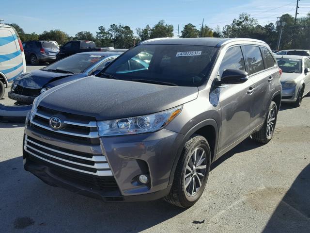 5TDKZRFH3HS518743 - 2017 TOYOTA HIGHLANDER GRAY photo 2