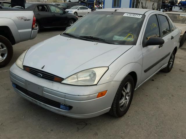 1FAFP33P6YW319529 - 2000 FORD FOCUS LX SILVER photo 2