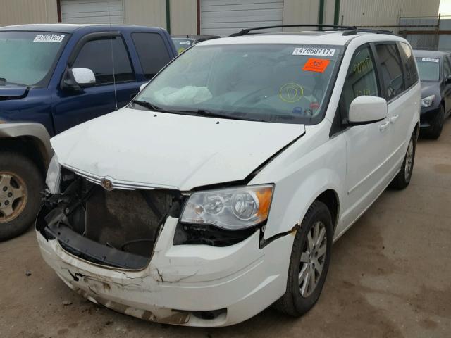 2A8HR54P48R132900 - 2008 CHRYSLER TOWN & COU WHITE photo 2