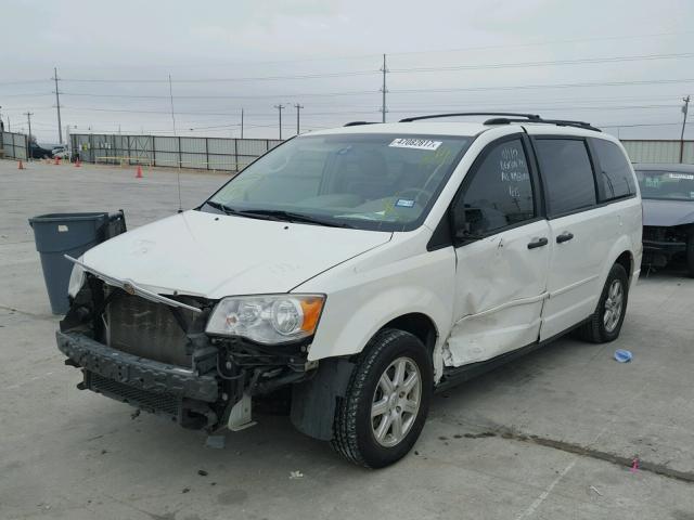 2A8HR44H18R121601 - 2008 CHRYSLER TOWN & COU WHITE photo 2