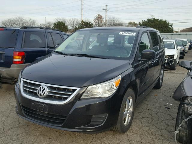 2V4RW3DG8BR806147 - 2011 VOLKSWAGEN ROUTAN SE BLACK photo 2