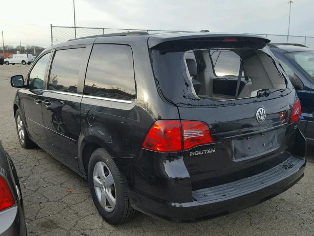 2V4RW3DG8BR806147 - 2011 VOLKSWAGEN ROUTAN SE BLACK photo 3