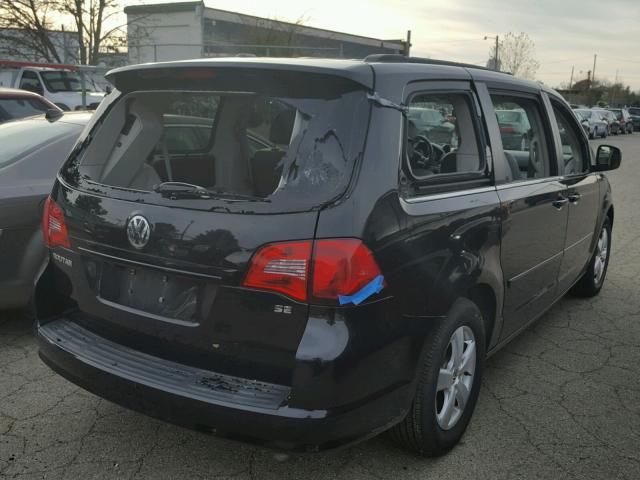 2V4RW3DG8BR806147 - 2011 VOLKSWAGEN ROUTAN SE BLACK photo 4