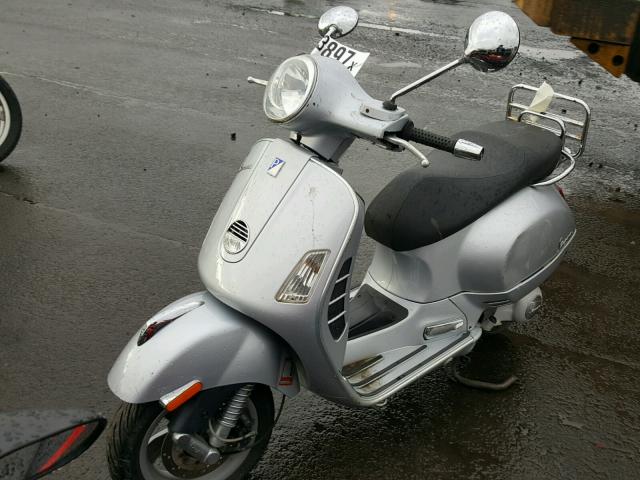 ZAPM459L975004012 - 2007 VESPA GTS 250 SILVER photo 2