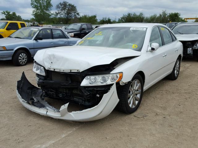 KMHFC46F29A371605 - 2009 HYUNDAI AZERA SE WHITE photo 2