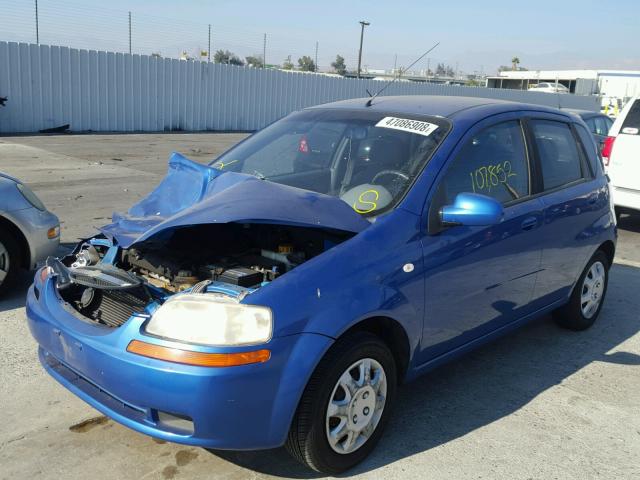 KL1TD62695B432143 - 2005 CHEVROLET AVEO BASE Niebieski zdjęcie 2