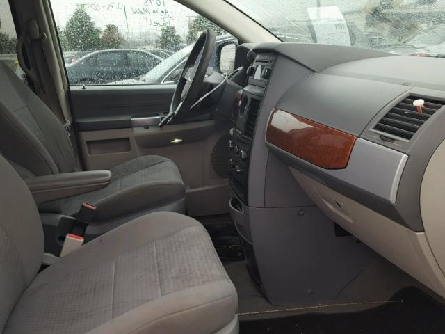 2A8HR54P98R635208 - 2008 CHRYSLER TOWN & COU SILVER photo 5