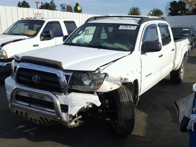 5TEMU52N66Z156449 - 2006 TOYOTA TACOMA DOU WHITE photo 2