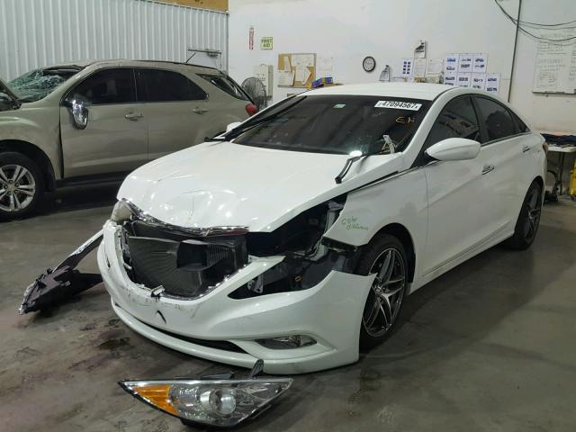 5NPEC4AB0CH419753 - 2012 HYUNDAI SONATA SE WHITE photo 2