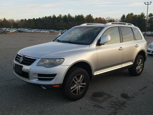 WVGBE77LX9D015710 - 2009 VOLKSWAGEN TOUAREG 2 SILVER photo 2