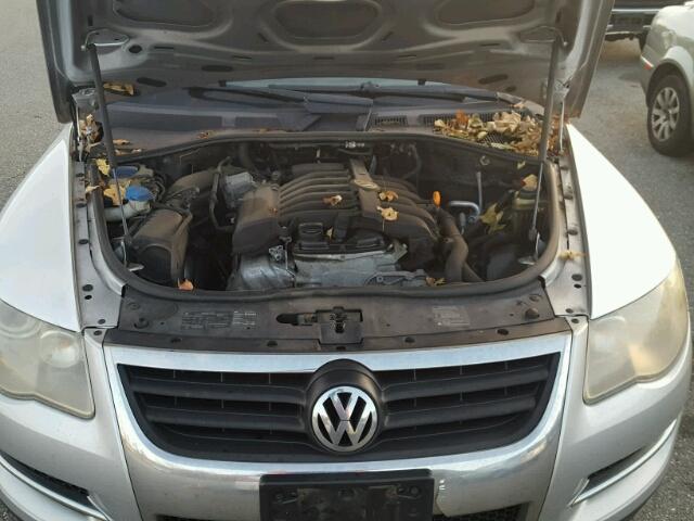 WVGBE77LX9D015710 - 2009 VOLKSWAGEN TOUAREG 2 SILVER photo 7