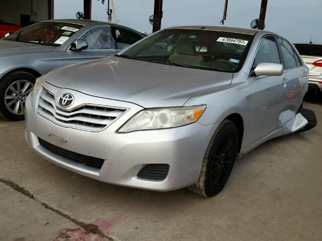 4T1BF3EK9AU546403 - 2010 TOYOTA CAMRY BASE ვერცხლისფერი ფოტო 2