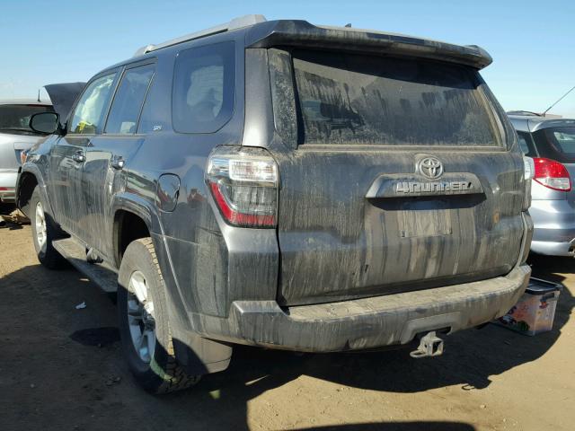 JTEBU5JR9F5266485 - 2015 TOYOTA 4RUNNER SR GRAY photo 3