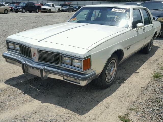 1G3BN69Y5F9039449 - 1985 OLDSMOBILE DELTA 88 R WHITE photo 2