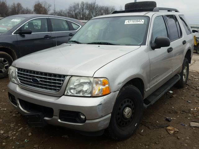 1FMDU73E55UB04761 - 2005 FORD EXPLORER X SILVER photo 2