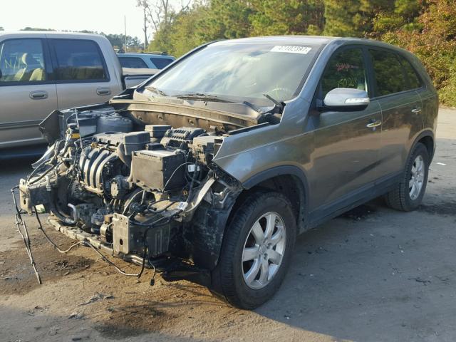 5XYKT3A15BG003918 - 2011 KIA SORENTO BA GRAY photo 2