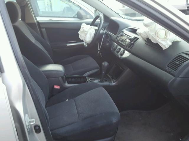 4T1BE32K25U069715 - 2005 TOYOTA CAMRY LE 银色 照片 5