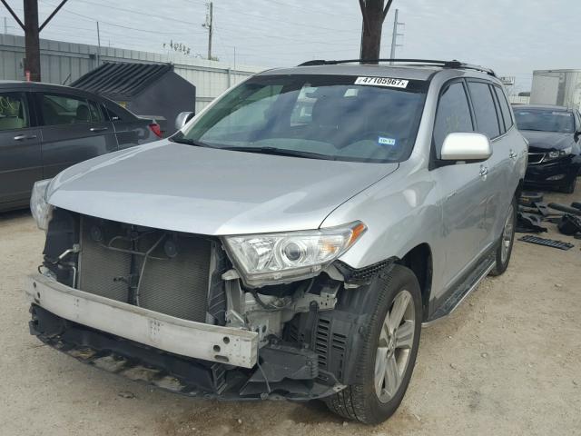 5TDYK3EH1DS136489 - 2013 TOYOTA HIGHLANDER SILVER photo 2