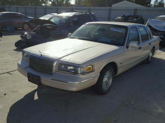 1LNLM83W9VY611410 - 1997 LINCOLN TOWN CAR C CREAM photo 2