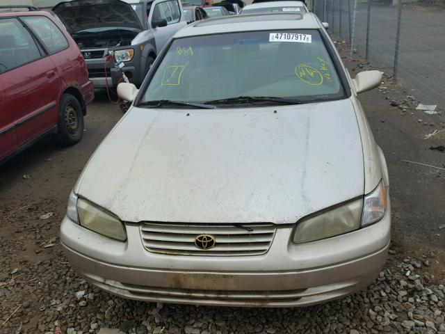 4T1BG22K8VU043656 - 1997 TOYOTA CAMRY CE GOLD photo 9