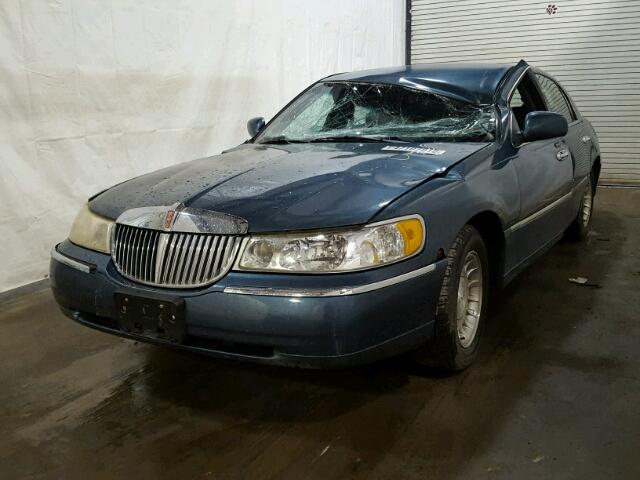 1LNHM81WX1Y694798 - 2001 LINCOLN TOWN CAR E BLUE photo 2