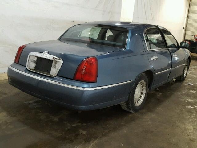 1LNHM81WX1Y694798 - 2001 LINCOLN TOWN CAR E BLUE photo 4