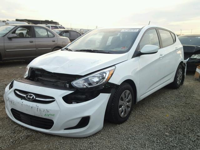 KMHCT5AE5GU245905 - 2016 HYUNDAI ACCENT SE WHITE photo 2