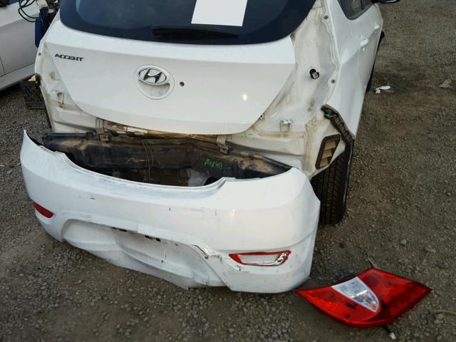 KMHCT5AE5GU245905 - 2016 HYUNDAI ACCENT SE WHITE photo 9