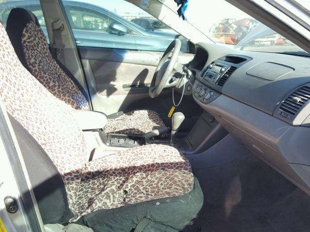 4T1BF30K45U110314 - 2005 TOYOTA CAMRY LE ვერცხლისფერი ფოტო 5