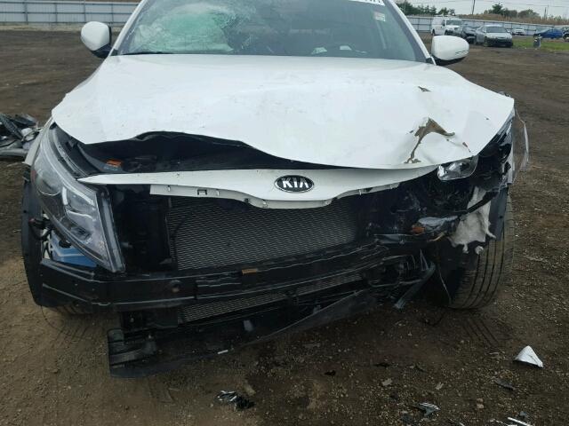 KNAGM4A75F5642163 - 2015 KIA OPTIMA LX WHITE photo 9