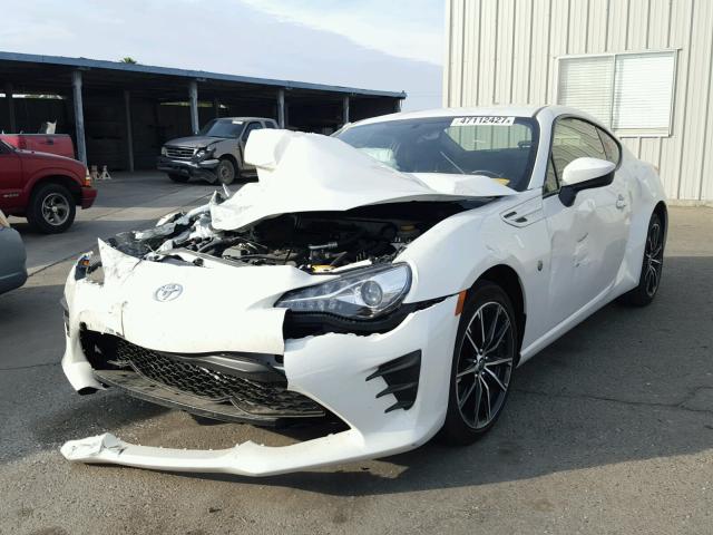 JF1ZNAA12H8704001 - 2017 TOYOTA 86 BASE WHITE photo 2