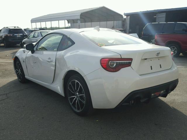 JF1ZNAA12H8704001 - 2017 TOYOTA 86 BASE WHITE photo 3