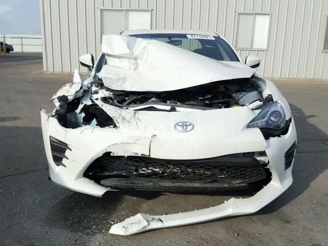 JF1ZNAA12H8704001 - 2017 TOYOTA 86 BASE WHITE photo 9