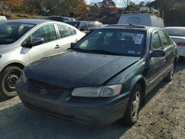 JT2BG28K8W0151272 - 1998 TOYOTA CAMRY LE GREEN photo 2