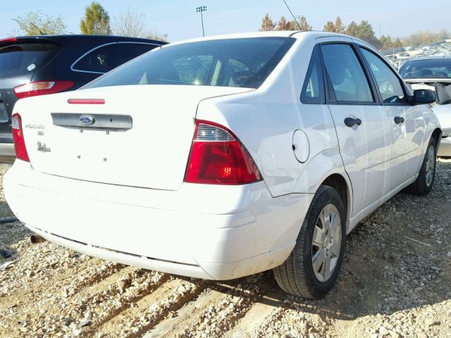 1FAFP34N67W162936 - 2007 FORD FOCUS ZX4 WHITE photo 4