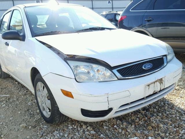 1FAFP34N67W162936 - 2007 FORD FOCUS ZX4 WHITE photo 9