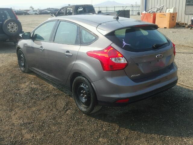 1FAHP3K20CL477485 - 2012 FORD FOCUS SE GRAY photo 3