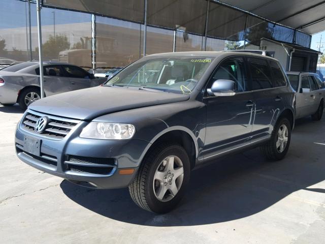 WVGZG77L45D021781 - 2005 VOLKSWAGEN TOUAREG 3. GRAY photo 2