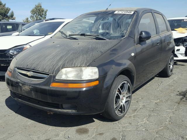 KL1TD66616B683721 - 2006 CHEVROLET AVEO BASE Czarny zdjęcie 2