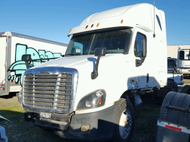 1FUJGLDR6CSBD6899 - 2012 FREIGHTLINER CASCADIA 1 WHITE photo 2