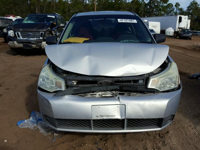 1FAHP32N08W171208 - 2008 FORD FOCUS S/SE SILVER photo 9