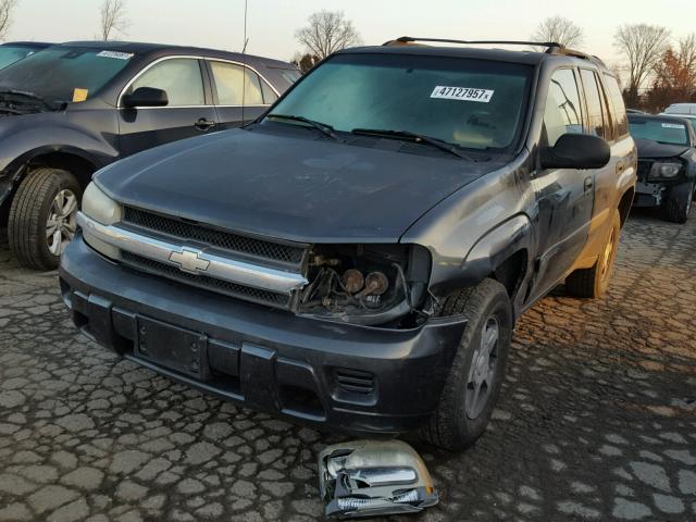 1GNDS13S142138677 - 2004 CHEVROLET TRAILBLAZE GRAY photo 2