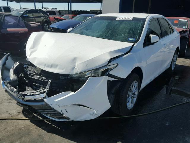 4T1BF1FK0HU303902 - 2017 TOYOTA CAMRY LE WHITE photo 2