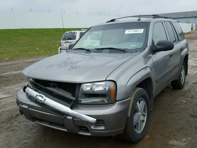 1GNDT13S052368290 - 2005 CHEVROLET TRAILBLAZE GRAY photo 2