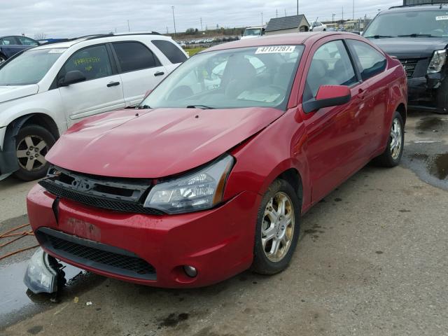 1FAHP32N09W263131 - 2009 FORD FOCUS SE RED photo 2