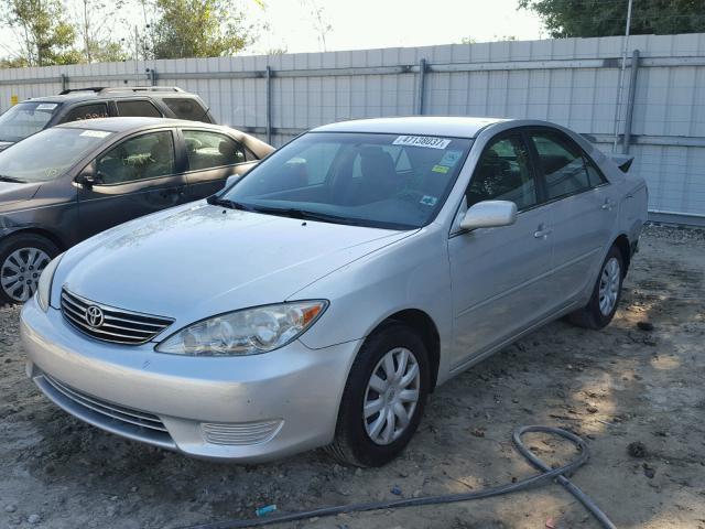 4T1BE32K15U079135 - 2005 TOYOTA CAMRY LE SILVER photo 2