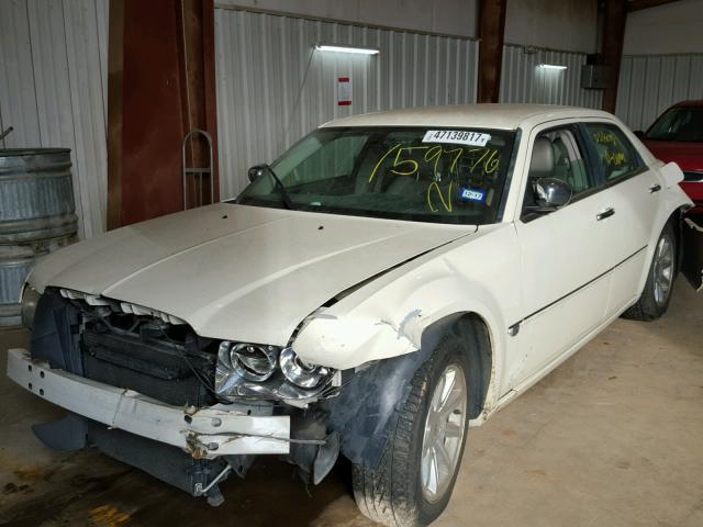 2C3AA63H75H609776 - 2005 CHRYSLER 300C WHITE photo 2