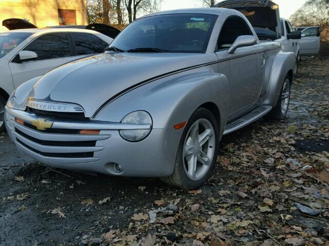 1GCES14P14B108053 - 2004 CHEVROLET SSR SILVER photo 2